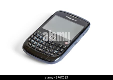 2010 Mobiltelefon Blackberry Curve 8520, isoliert auf weißem Hintergrund, Großbritannien Stockfoto