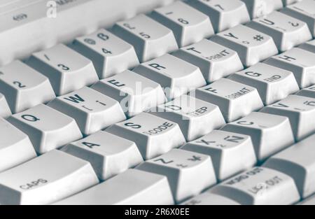 Nahaufnahme der Tastatur einer Brother AX-140 Electric Textverarbeitungs-Schreibmaschine, Großbritannien Stockfoto
