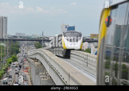 Bangkok, Thailand. 10. Juni 2023. Abschluss der 1-wöchigen MRTA (Mass Rapid Transit Authority of Thailand) und privater Konzessionäre, die der Öffentlichkeit zur Erprobung des MRT Yellow Line (Straddle Monorail) Trial Run Service offen stehen, in der Anfangsphase mit 13 Stationen vom Bahnhof Lat Phrao, Bangkok - Station Bangkok, Samut Prakan Provinz. Das Projekt der gelben MRT-Linie (Lat Phrao-Samrong) ist das erste überspannte Einschienenbahnsystem auf der erhöhten Struktur Thailands. (Kreditbild: © Teera Noisakran/Pacific Press via ZUMA Press Wire) NUR REDAKTIONELLE VERWENDUNG! Nicht für den kommerziellen GEBRAUCH! Stockfoto