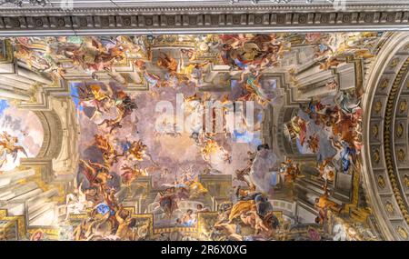 Die wunderschön dekorierte Decke der Kirche St. Ignatius von Loyola, Rom, Italien Stockfoto