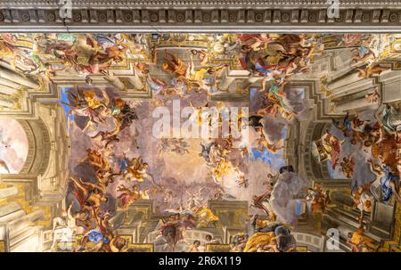 Die wunderschön dekorierte Decke der Kirche St. Ignatius von Loyola, Rom, Italien Stockfoto