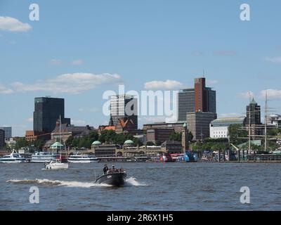 Die Stadt Hamburg vom Wasser der Elbe aus gesehen, mit verschiedenen kleinen Booten und Menschen, die sich über das sonnige Wetter freuen. Stockfoto