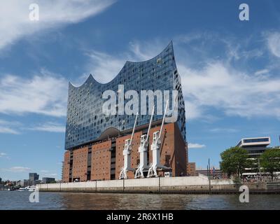 Elbphilharmonie-Konzerthalle in Hamburg, von der Elbe aus gesehen. Es wurde von den Architekten Herzog und de Meuron entworfen und 2017 eröffnet. Stockfoto