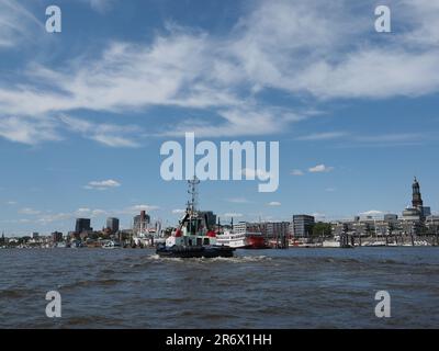 Die Skyline von Hamburg, Deutschland, vom Wasser der Elbe aus gesehen. Stockfoto