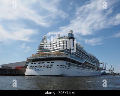 Gigantisches Luxuskreuzfahrtschiff Aida Prima im Hafen von Hamburg, Deutschland. Stockfoto