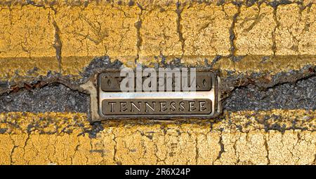 Eine Metallmarkierung, die in der Mitte der State Street in Bristol, Virginia, und Bristol, Tennessee, eingebettet ist und die Grenze zwischen Virginia und Tennessee anzeigt Stockfoto