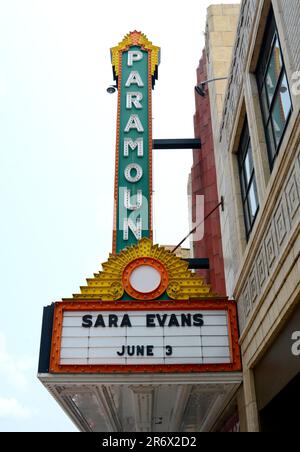 Das Festzelt vor dem Paramount Theater in Bristol, Tennessee, das für ein bevorstehendes Live-Konzert der Country-Sängerin Sara Evans wirbt. Stockfoto