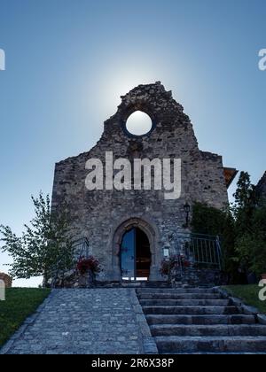 Mittelalterliche Klosterkirche, Ruinwand in Arnoldstein, Villach, Kärnten, Österreich, Sonne scheint durch ein Fenster Stockfoto