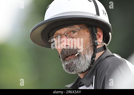 Hurlingham Park, London, Großbritannien, am 11. Juni 2023. The Umpire ist bereit, am 11. Juni 2023 im Chestertons Polo in the Park im Hurlingham Park, London, Großbritannien, zu Offiziellen aufzutreten. Foto von Phil Hutchinson. Nur redaktionelle Verwendung, Lizenz für kommerzielle Verwendung erforderlich. Keine Verwendung bei Wetten, Spielen oder Veröffentlichungen von Clubs/Ligen/Spielern. Kredit: UK Sports Pics Ltd/Alamy Live News Kredit: UK Sports Pics Ltd/Alamy Live News Stockfoto