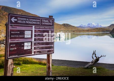 Torres del Paine, Chile - 2017. April. Majestätischer Nationalpark im chilenischen Patagonien, majestätische Granitgipfel, türkisfarbene Seen, Gletscher und vielfältige Wildtiere Stockfoto