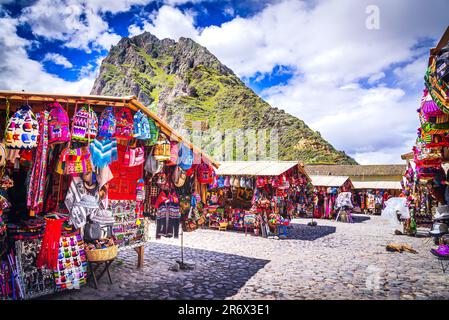 Ollantaytambo, Peru - 2017. April. Souvenirladen und Eintritt zu den Inka-Ruinen und -Terrassen, Heiliges Tal. Stockfoto