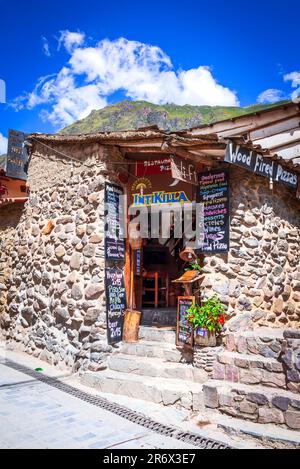 Ollantaytambo, Peru - 2017. April. Lokales Restaurant im alten Dorf, Eintritt zu den Inka-Ruinen und -Terrassen, Heiliges Tal. Stockfoto