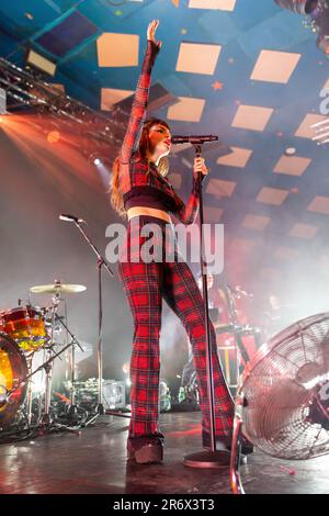 Glasgow, Schottland. 11. Juni 2023 Die schottische Elektro-Pop-Band CHVRCHES spielt die vorultimative Show ihrer Screen Gewalttour im ikonischen Barrowlands Ballroom. Frontfrau Lauren Mayberry unterhielt sich mit ihrem perfekten Gesang und ihren dynamischen Bewegungen auf der Bühne. Kredit: Tim J. Gray/Alamy Live News Stockfoto