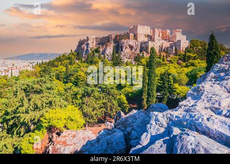 Athen, Griechenland. Akropolis, alte Ruinen der griechischen Zivilisation Zitadelle mit Erechtheion Tempel. Stockfoto