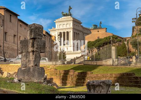 Das Denkmal Victor Emmanuel II. Von der Via del Foro Piscario, Rom, Italien aus gesehen Stockfoto