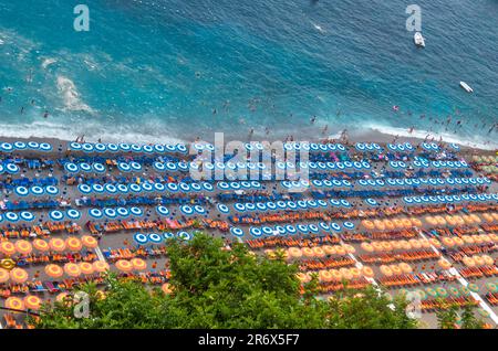 Desde lo alto de Positano, fotografía Panorámica de la playa en un día de Verano con las sombrillas colocadas simétricamente y en los mismos colores. Stockfoto