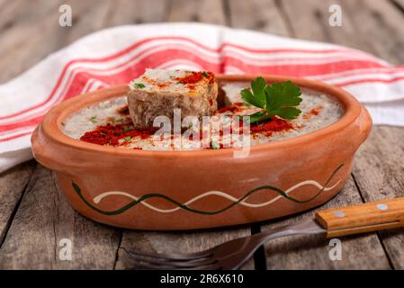 Pihtije: Traditionelles serbisches Gericht mit Aspik und Schweinefleisch in der Schüssel. Selektiver Fokus. Stockfoto