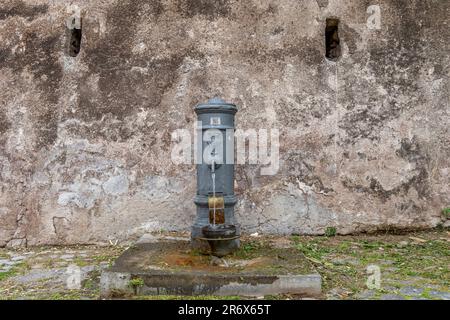 Eine Nasone, ein Trinkbrunnen, der die Menschen mit kostenlosem Trinkwasser versorgt, Rom, Italien Stockfoto