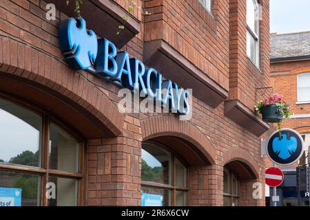 Barclays Bank Logo und Schriftzug auf einer Zweigstelle der vier großen britischen High Street Banks, Farnham, Großbritannien. Konzept: High Street Bank, Bankenkrise, Hypothekengeschäft Stockfoto