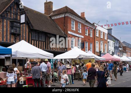 Sonntags werden Antiquitätenmarkt und Kunsthandwerksmarkt auf der West Street in Farnham angeboten, der den Status von Farnham World Craft Town ergänzt. Surrey, Großbritannien Stockfoto