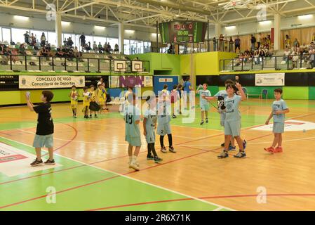 Vigo, Spanien. 11. Juni 2023. Die Spieler aus den verschiedenen Teams, die am Turnier teilnehmen, nehmen ihren Platz auf dem Platz für die Turniermedaillenverleihung ein. Kredit: Xan Gasalla / Alamy Live News. Stockfoto