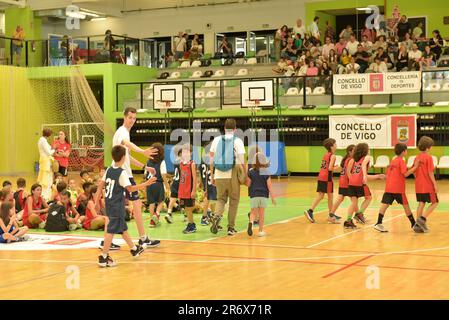 Vigo, Spanien. 11. Juni 2023. Die Spieler aus den verschiedenen Teams, die am Turnier teilnehmen, nehmen ihren Platz auf dem Platz für die Turniermedaillenverleihung ein. Kredit: Xan Gasalla / Alamy Live News. Stockfoto