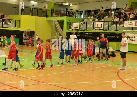 Vigo, Spanien. 11. Juni 2023. Die Spieler aus den verschiedenen Teams, die am Turnier teilnehmen, nehmen ihren Platz auf dem Platz für die Turniermedaillenverleihung ein. Kredit: Xan Gasalla / Alamy Live News. Stockfoto