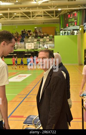 Vigo, Spanien. 11. Juni 2023. Abel Caballero, Bürgermeister von Vigo, spricht mit dem Direktor des Sportbereichs des Basketballclubs Seis do Nadal Coia, bei seiner Ankunft im Stadion. Für die Verleihung der Medaillen an die Turnierteilnehmer. Kredit: XAN Gasalla / Alamy Live News. Stockfoto