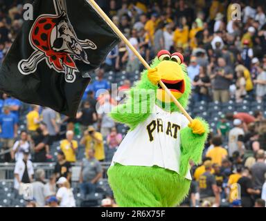 Pittsburgh, Usa. 11. Juni 2023. Pittsburgh Pirates Mascot feiert am Sonntag, den 11. Juni 2023 in Pittsburgh den 2-1. Sieg gegen die New York Mets im PNC Park. Foto: Archie Carpenter/UPI Credit: UPI/Alamy Live News Stockfoto