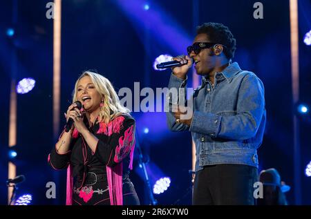 Miranda Lambert und Leon Bridges treten am 2. Tag des CMA Fests im Nissan Stadium am Donnerstag, den 9. Juni 2023 in Nashville, Tennessee, auf. (Foto: Amiee Stubbs/ImageSPACE/Sipa USA) Guthaben: SIPA USA/Alamy Live News Stockfoto