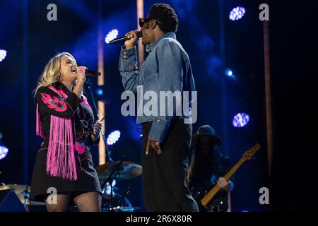 Miranda Lambert und Leon Bridges treten am 2. Tag des CMA Fests im Nissan Stadium am Donnerstag, den 9. Juni 2023 in Nashville, Tennessee, auf. (Foto: Amiee Stubbs/ImageSPACE/Sipa USA) Guthaben: SIPA USA/Alamy Live News Stockfoto