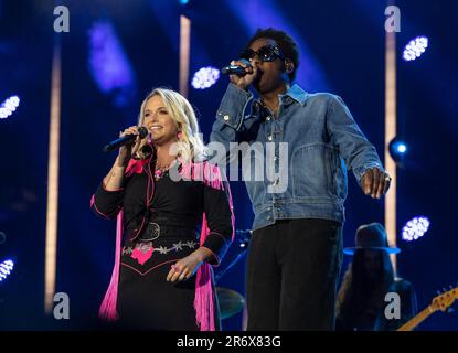 Miranda Lambert und Leon Bridges treten am 2. Tag des CMA Fests im Nissan Stadium am Donnerstag, den 9. Juni 2023 in Nashville, Tennessee, auf. (Foto: Amiee Stubbs/ImageSPACE/Sipa USA) Guthaben: SIPA USA/Alamy Live News Stockfoto