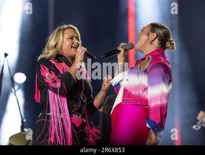 Miranda Lambert und Elle King treten am 2. Tag des CMA Fests im Nissan Stadium am Donnerstag, den 9. Juni 2023 in Nashville, Tennessee, auf. (Foto: Amiee Stubbs/ImageSPACE/Sipa USA) Guthaben: SIPA USA/Alamy Live News Stockfoto