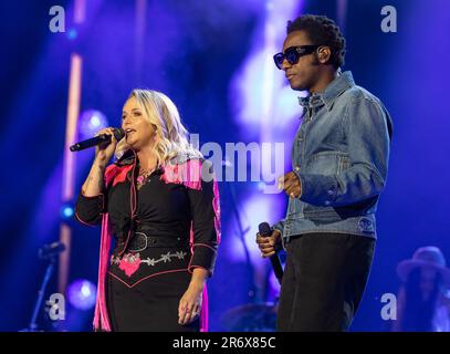 Miranda Lambert und Leon Bridges treten am 2. Tag des CMA Fests im Nissan Stadium am Donnerstag, den 9. Juni 2023 in Nashville, Tennessee, auf. (Foto: Amiee Stubbs/ImageSPACE/Sipa USA) Guthaben: SIPA USA/Alamy Live News Stockfoto