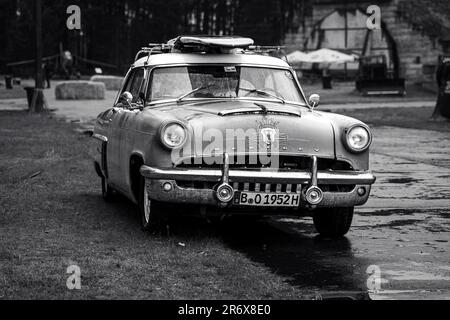 FINOWFURT, DEUTSCHLAND - 06. MAI 2023: Das große Auto Mercury Monterey Sun Valley 1952. Schwarz auf Weiß. Rennfestival 2023. Saisoneröffnung. Stockfoto