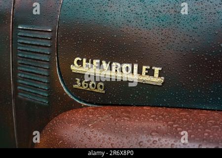 FINOWFURT, DEUTSCHLAND - 06. MAI 2023: Das Logo des Pickup-Lkws Chevrolet Advance Design (3600) bei Regen. Rennfestival 2023. Saisoneröffnung. Stockfoto