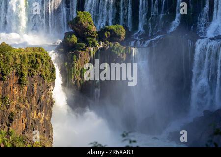 Der berühmte Iguazu oder Iguacu Falls National Park Argentinien. Malerisches Fallendes Wasser Kaskaden Üppiger Tropischer Regenwald, Devils Throat Landscape Aussichtspunkt Stockfoto