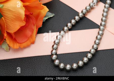 Elegante schwarze Perlenkette auf schwarzem Hintergrund Stockfoto