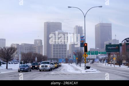 Winnipeg, Manitoba, Kanada - 11 18 2014: Winterblick auf die Innenstadt von Winnipeg mit Autos, die an der Ampel auf dem Provencher Boulevard im Vordergrund stehen Stockfoto