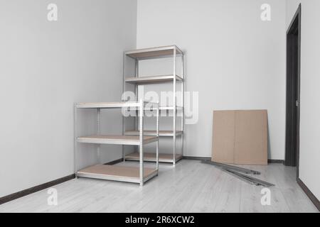 Büroraum mit weißen Wänden und Lagerregalen aus Metall Stockfoto