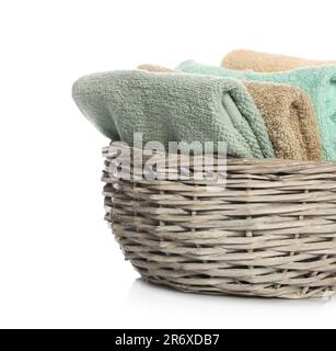 Gefaltete Handtücher in Korb aus Korb mit weißem Hintergrund Stockfoto