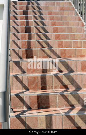 Wunderschöne geflieste Treppen mit Metallgeländern im Freien Stockfoto