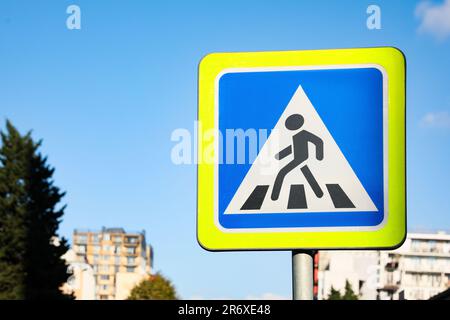 Straßenschild Fußgängerzone Überquerung gegen blauen Himmel auf der Stadtstraße Stockfoto