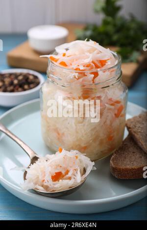 Leckeres Sauerkraut im Glas auf dem Tisch, Nahaufnahme Stockfoto