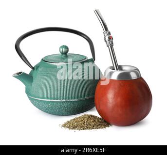 Calabash mit Mate-Tee, Bombilla und Teekanne auf weißem Hintergrund Stockfoto