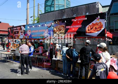 Ottawa, Kanada - 4. Juni 2023: Eine Menschenmenge, die den Wochenendmarkt Ottawa Chinatown mit asiatischer Küche und Kultur auf Somer genießen Stockfoto