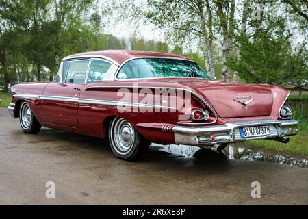 FINOWFURT, DEUTSCHLAND - 06. MAI 2023: Das große Auto Chevrolet Bel Air, 1958. Rückansicht. Rennfestival 2023. Saisoneröffnung. Stockfoto