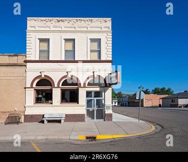 Fort Benton, Montana, USA – 07. Juni 2023: Außenansicht der Banque Bar und des Casinos an der Front Street in einem historischen Bankgebäude Stockfoto