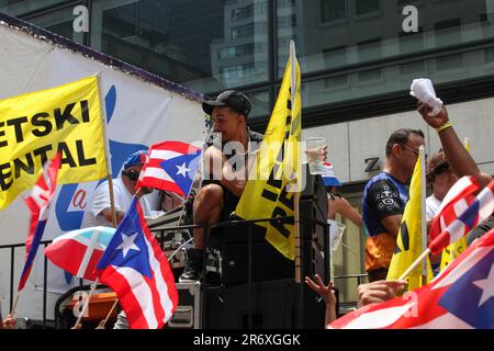 11. Juni 2023, New York City, New York: (NEU) Justin Silva bei der National Puerto Rican Day Parade. 11. Juni 2023, New York, USA: Stand-up-Komiker, Schauspieler und TikToker, Justin Silva, geboren und aufgewachsen in New Haven, Connecticut, Nimmt an der National Puerto Rican Day Parade Teil, der größten Demonstration des kulturellen Stolzes, die auf der 5. Avenue in New York stattfindet, mit Leuten, die auf der Avenue tanzten und jubelten, entlang der Paraden von Festwagen, Autos, Tänzern einschließlich berühmter Stars. Justin Silva hat 5 Kinder und ist bekannt für Real Chance of Love (2008), für die Liebe von Ray J (2009) und Aloha Stockfoto