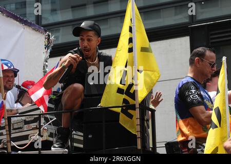 11. Juni 2023, New York City, New York: (NEU) Justin Silva bei der National Puerto Rican Day Parade. 11. Juni 2023, New York, USA: Stand-up-Komiker, Schauspieler und TikToker, Justin Silva, geboren und aufgewachsen in New Haven, Connecticut, Nimmt an der National Puerto Rican Day Parade Teil, der größten Demonstration des kulturellen Stolzes, die auf der 5. Avenue in New York stattfindet, mit Leuten, die auf der Avenue tanzten und jubelten, entlang der Paraden von Festwagen, Autos, Tänzern einschließlich berühmter Stars. Justin Silva hat 5 Kinder und ist bekannt für Real Chance of Love (2008), für die Liebe von Ray J (2009) und Aloha Stockfoto